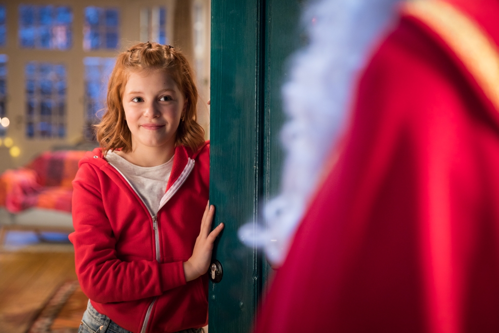Lilli (Hedda Erlebach) opens the door for Santa Claus. © Universum Film